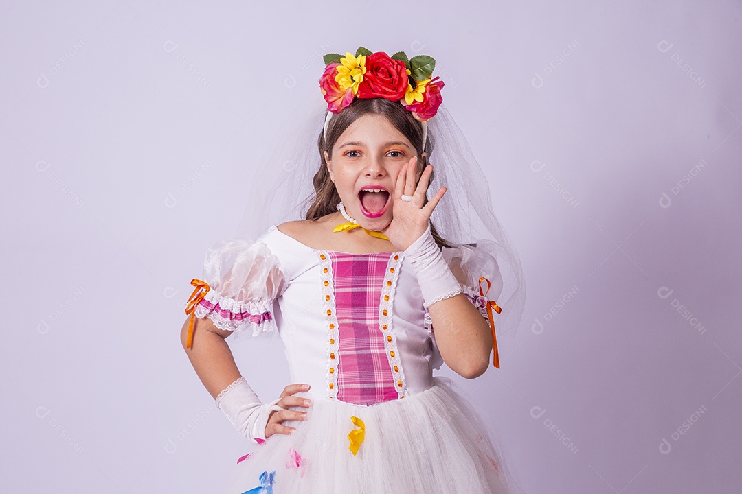 Linda menina jovem usando vestido de noiva Festa Junina