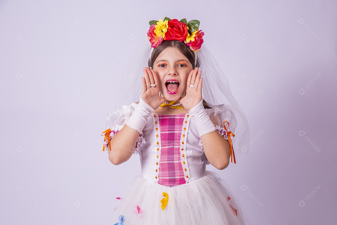 Linda menina jovem usando vestido de noiva Festa Junina