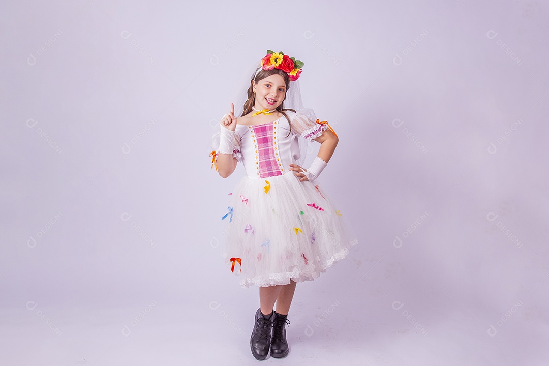 Linda menina jovem usando vestido de noiva Festa Junina