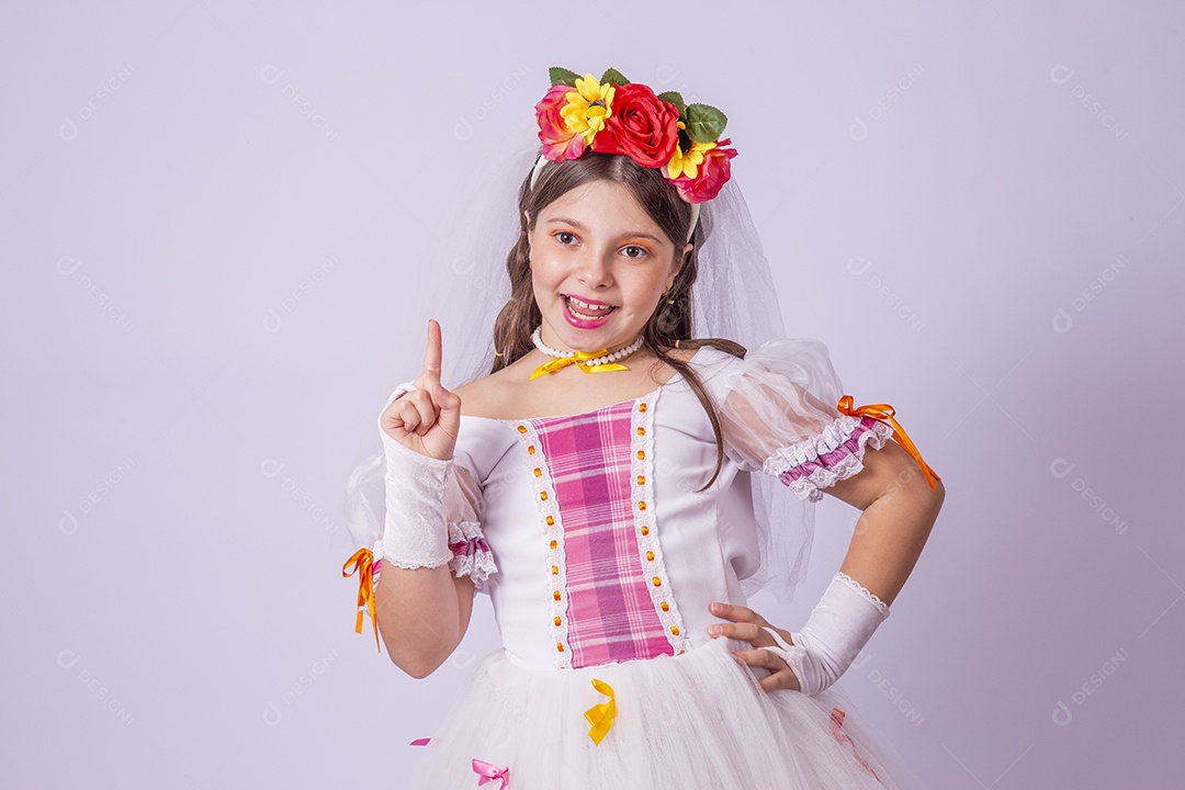 Linda menina jovem usando vestido de noiva Festa Junina