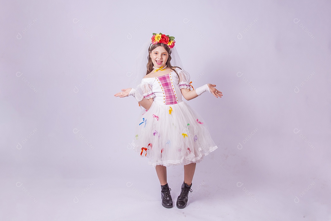 Linda menina jovem usando vestido de noiva Festa Junina