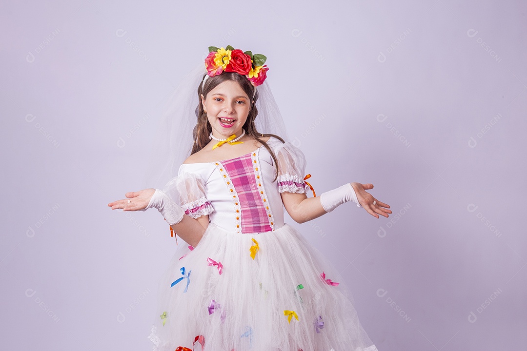 Linda menina jovem usando vestido de noiva Festa Junina