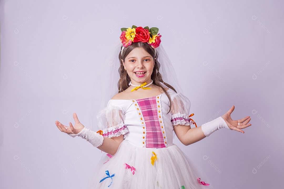 Linda menina jovem usando vestido de noiva Festa Junina