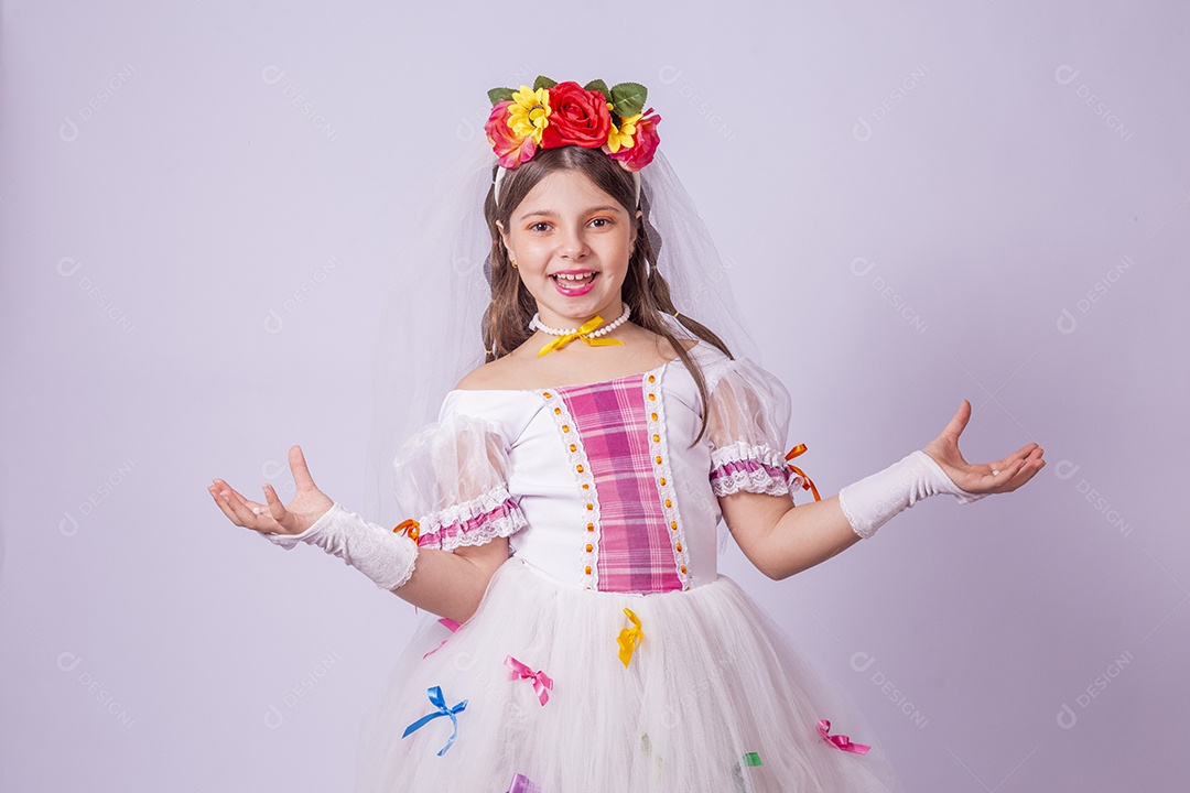 Linda menina jovem usando vestido de noiva Festa Junina