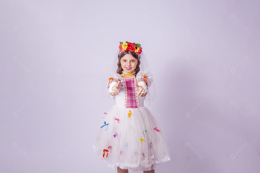 Linda menina jovem usando vestido de noiva Festa Junina