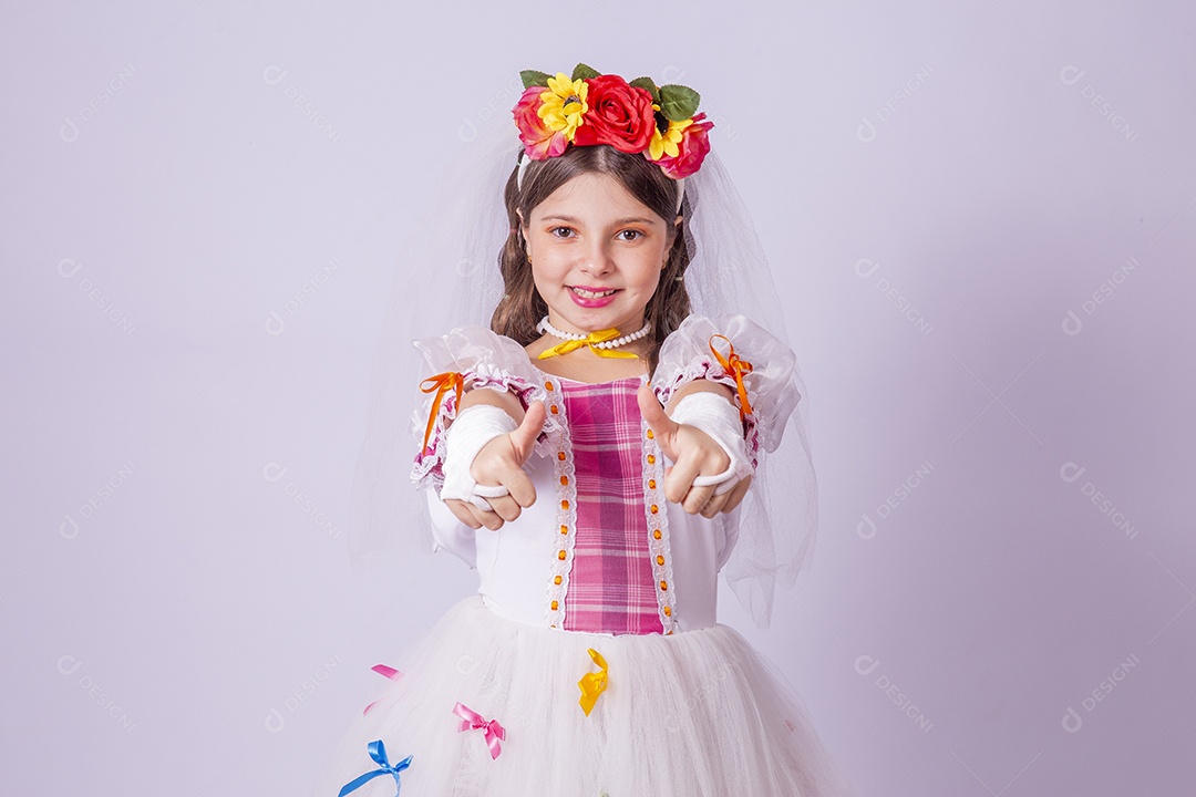 Linda menina jovem usando vestido de noiva Festa Junina