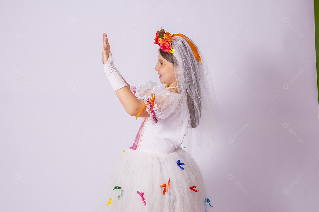 Menina usando trajes de Festa Junina