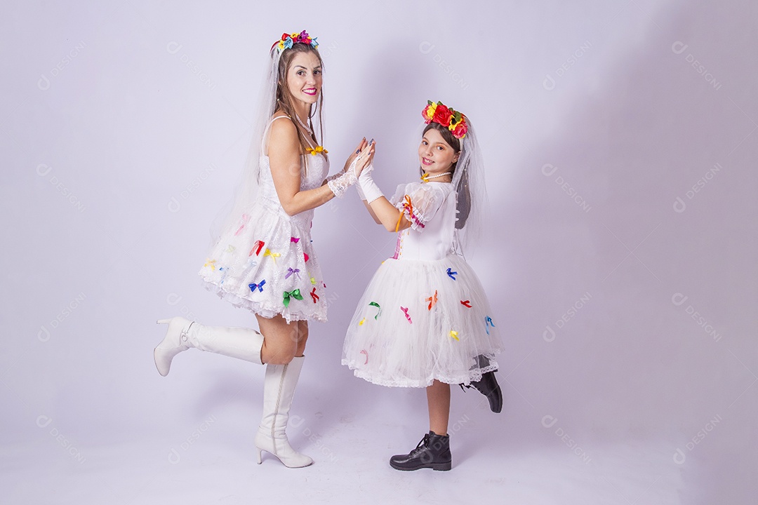 Mulheres usando trajes de Festa Junina