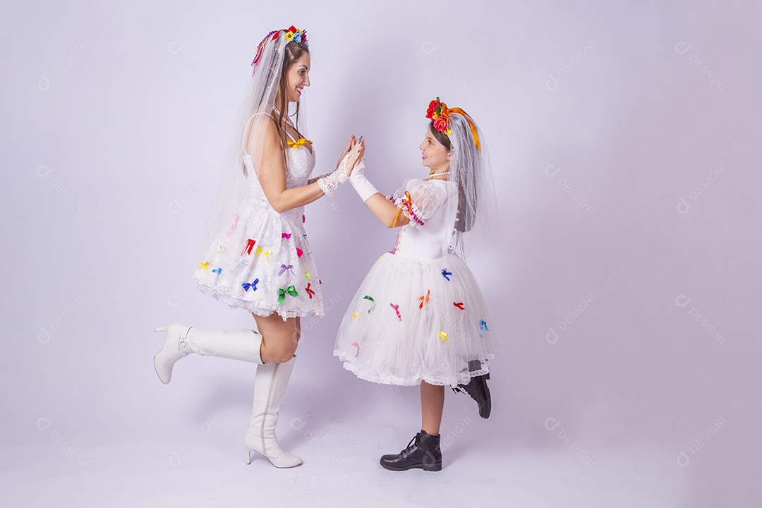 Mãe e filha usando trajes de Festa Junina