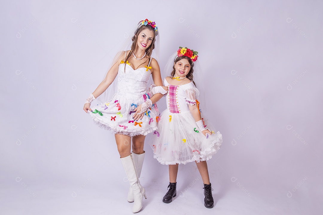 Mãe e filha usando trajes de Festa Junina