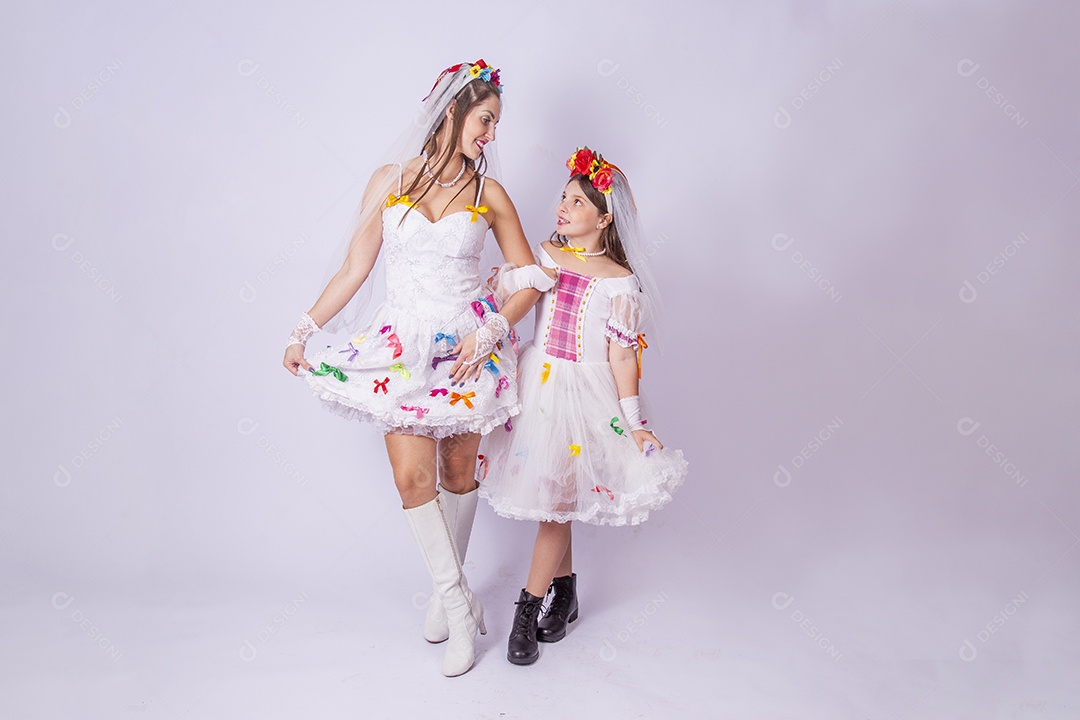 Mãe e filha usando trajes de Festa Junina