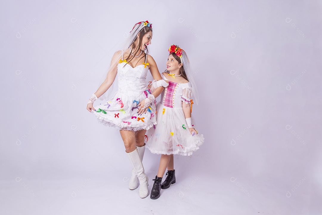 Mãe e filha usando trajes de Festa Junina