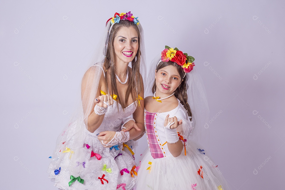Mãe e filha usando trajes de Festa Junina