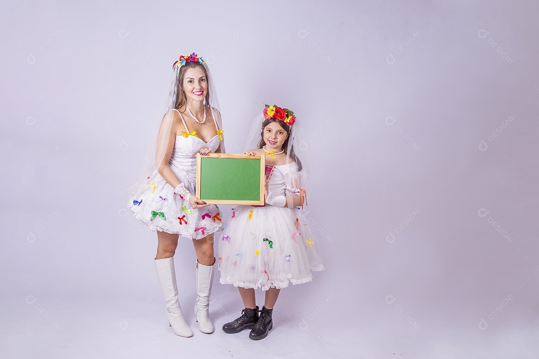 Mãe e filha usando trajes de Festa Junina