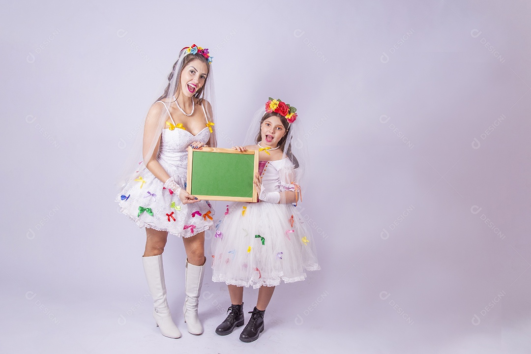 Mãe e filha usando trajes de Festa Junina