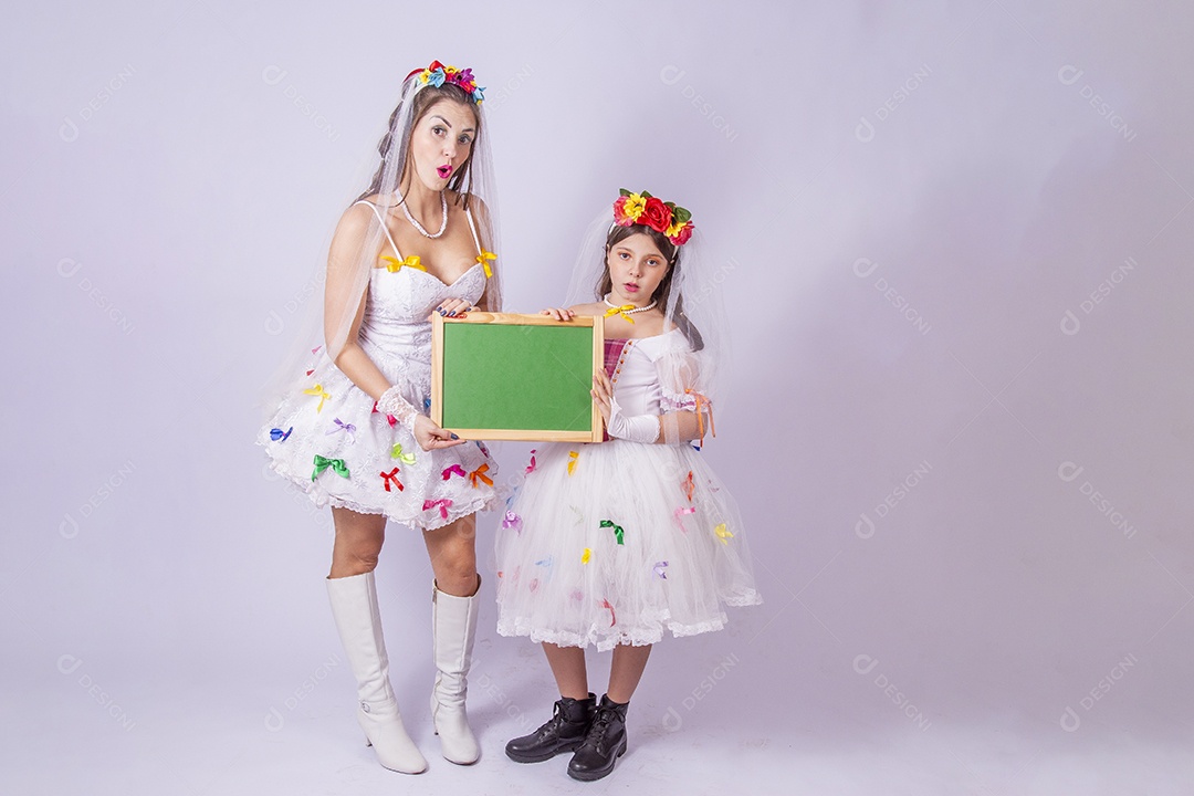Mãe e filha usando trajes de Festa Junina