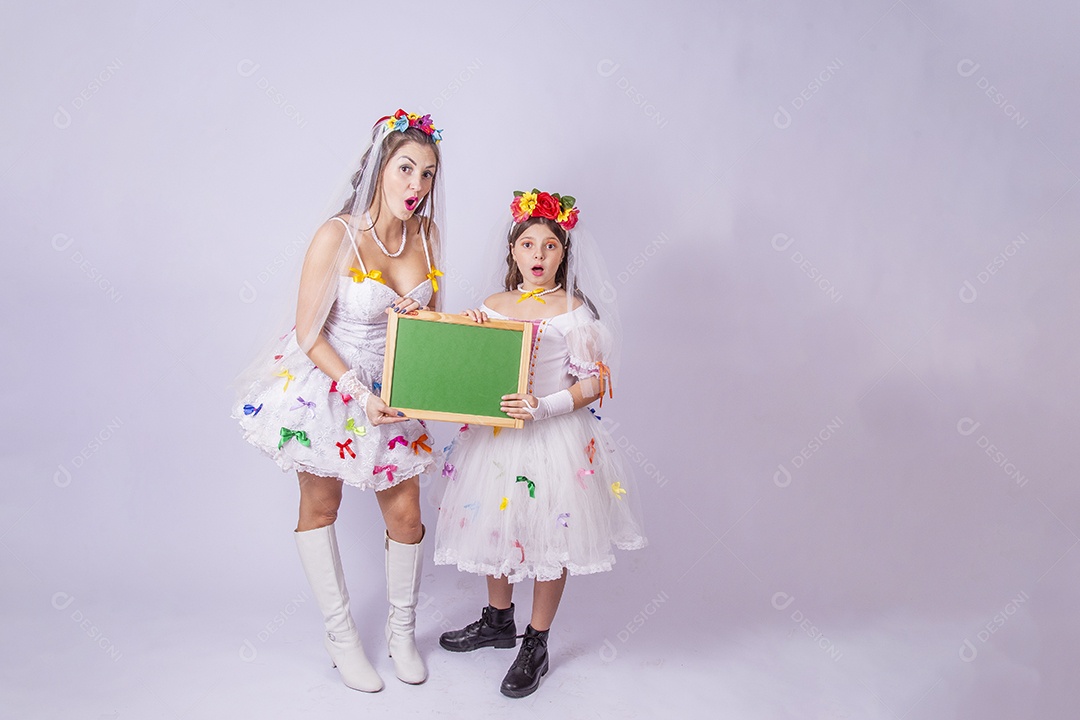 Mãe e filha usando trajes de Festa Junina