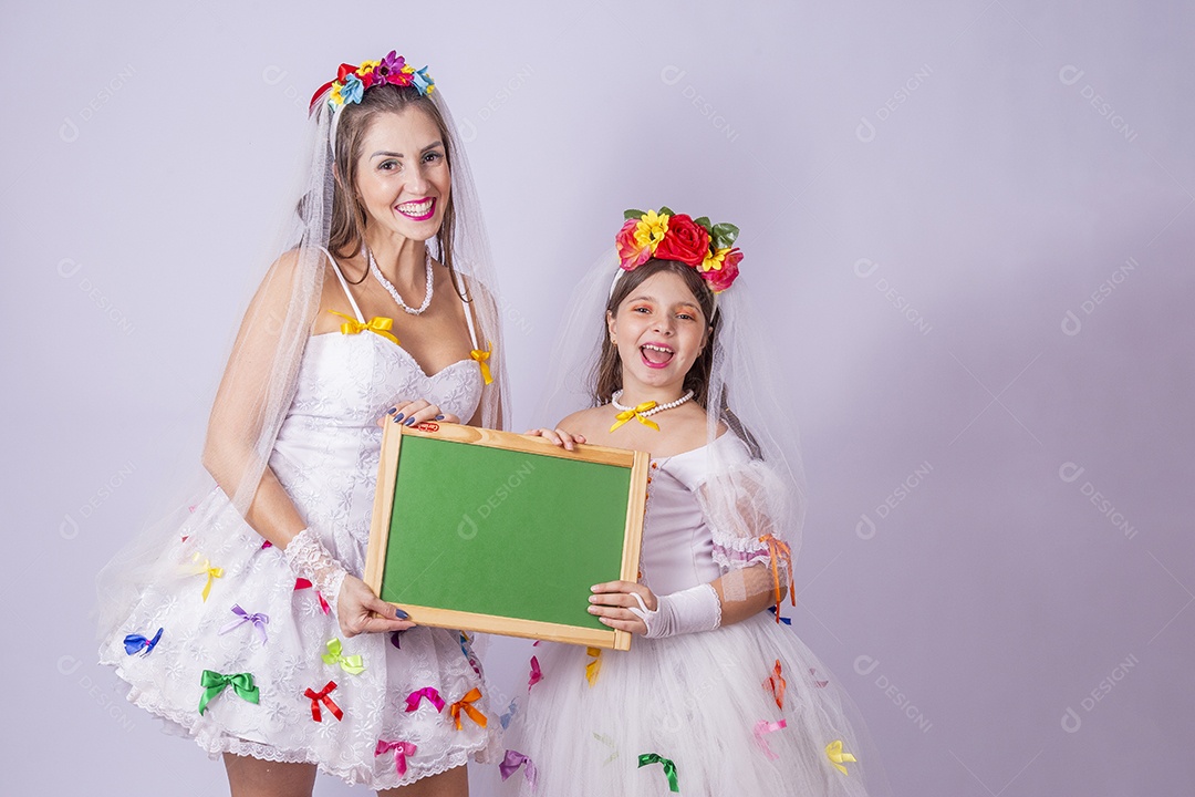 Mãe e filha usando trajes de Festa Junina