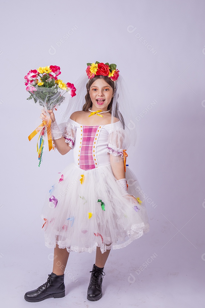 Linda mulher jovem fantasiada celebrando festas juninas sobre fundo isolado