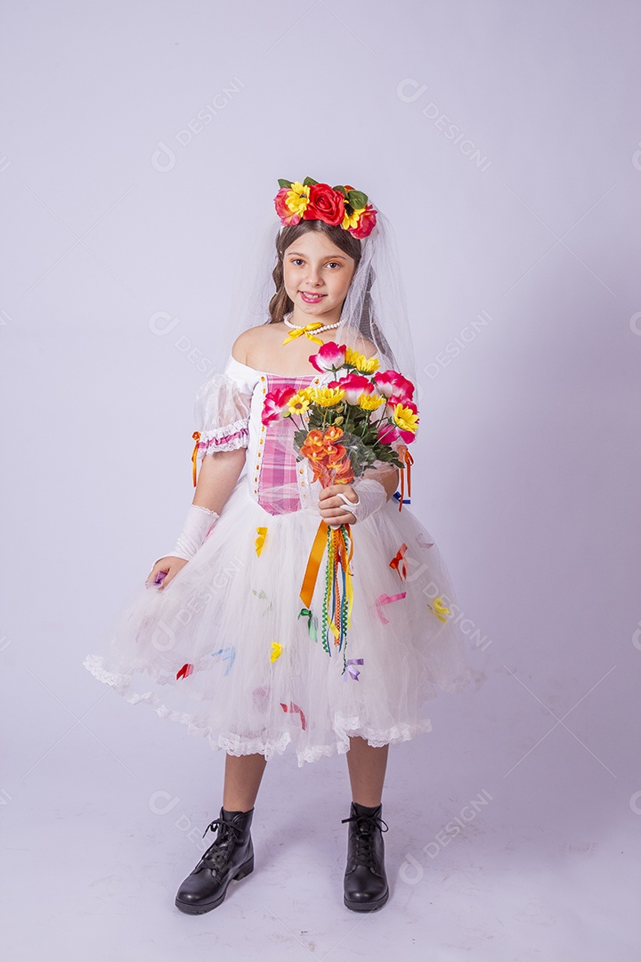 Linda mulher jovem fantasiada celebrando festas juninas sobre fundo isolado