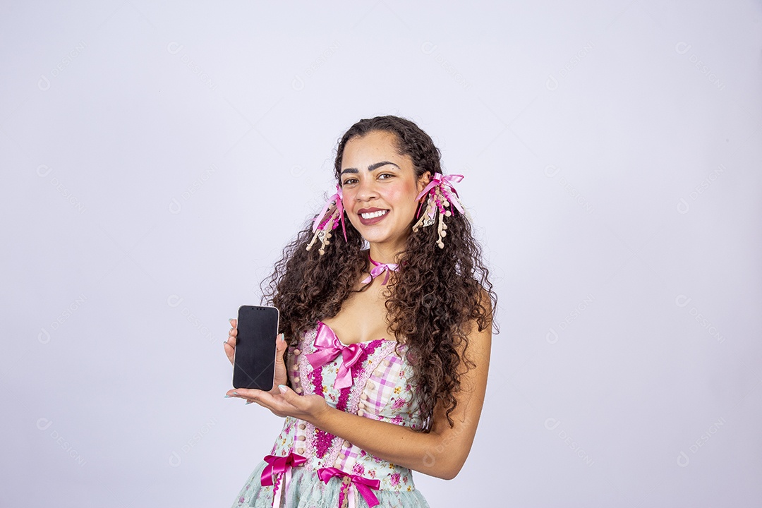 Linda mulher jovem fantasiada celebrando festas juninas sobre fundo isolado