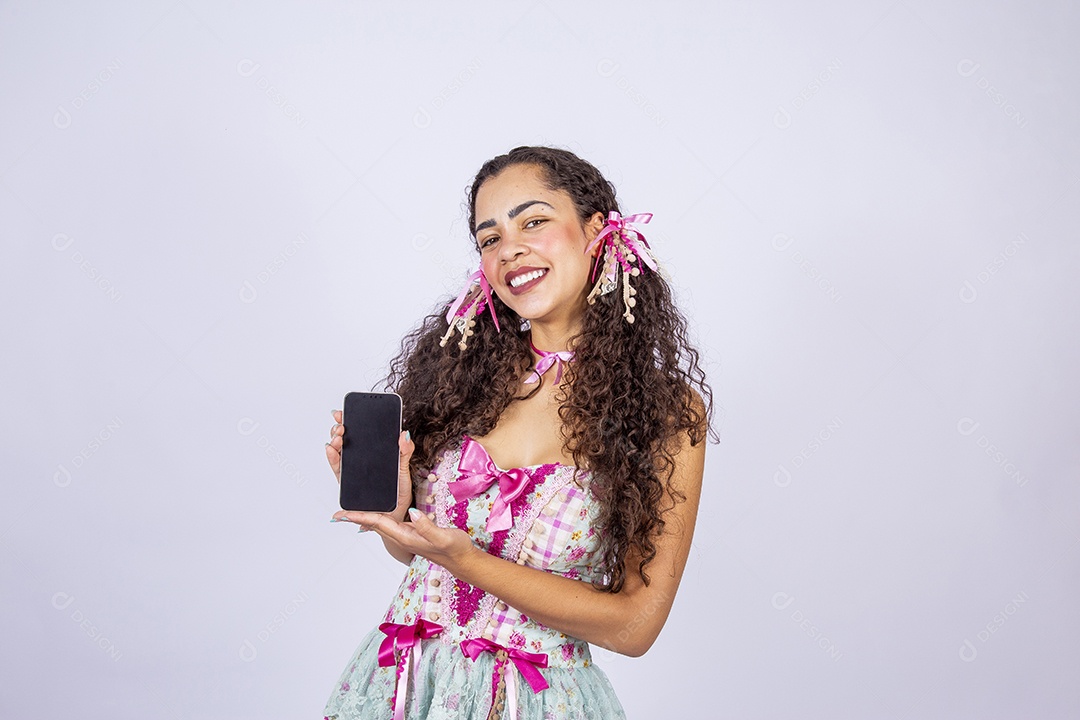 Linda mulher jovem fantasiada celebrando festas juninas sobre fundo isolado