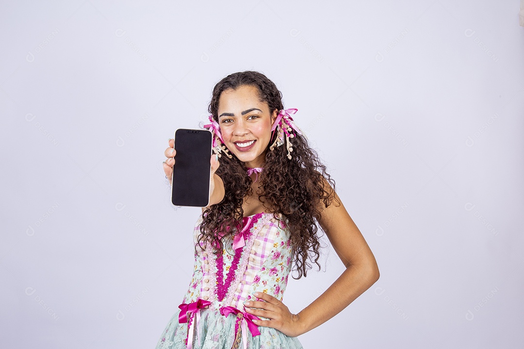 Linda mulher jovem fantasiada celebrando festas juninas sobre fundo isolado