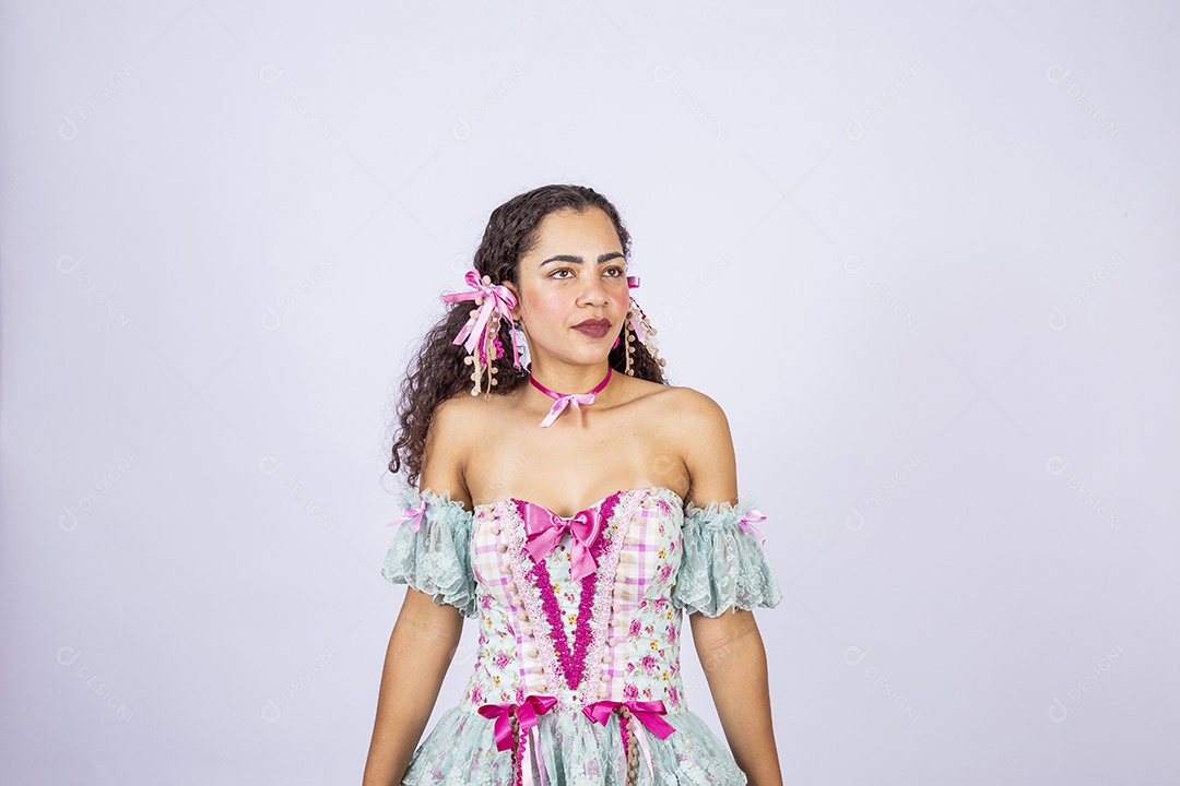 Linda mulher jovem fantasiada celebrando festas juninas sobre fundo isolado