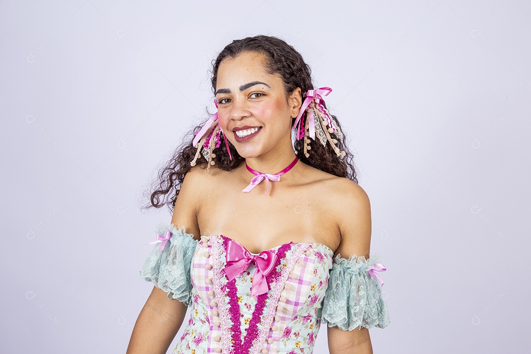 Linda mulher jovem fantasiada celebrando festas juninas sobre fundo isolado