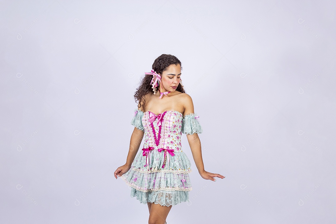 Linda mulher jovem fantasiada celebrando festas juninas sobre fundo isolado