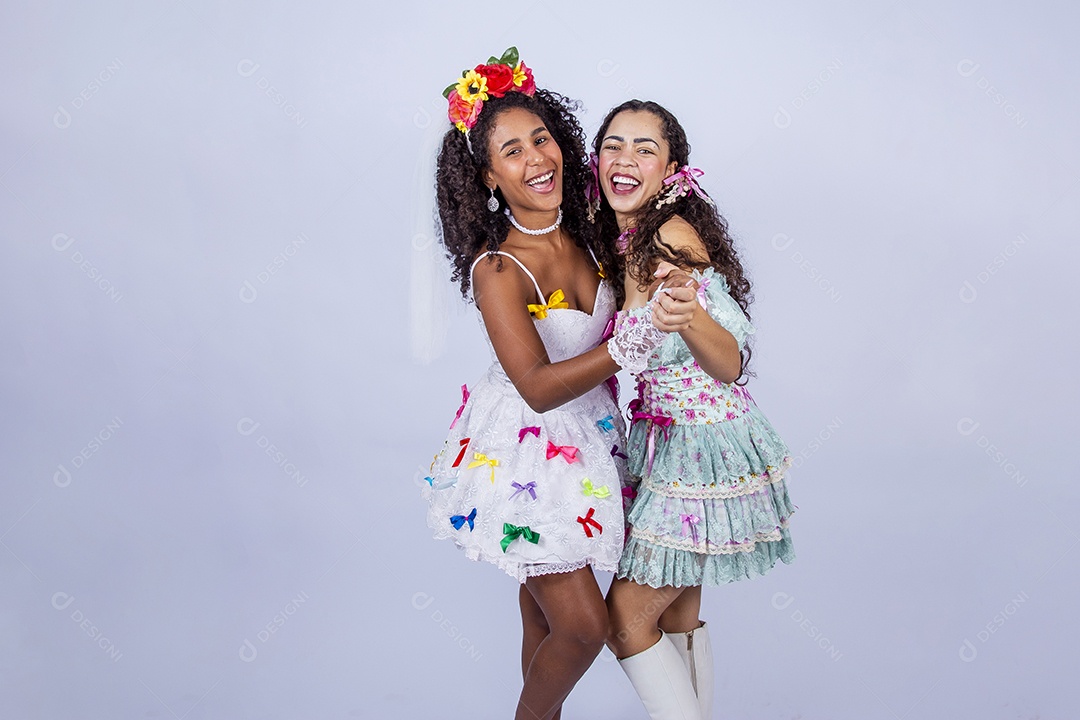 Mulheres usando trajes de Festa Junina