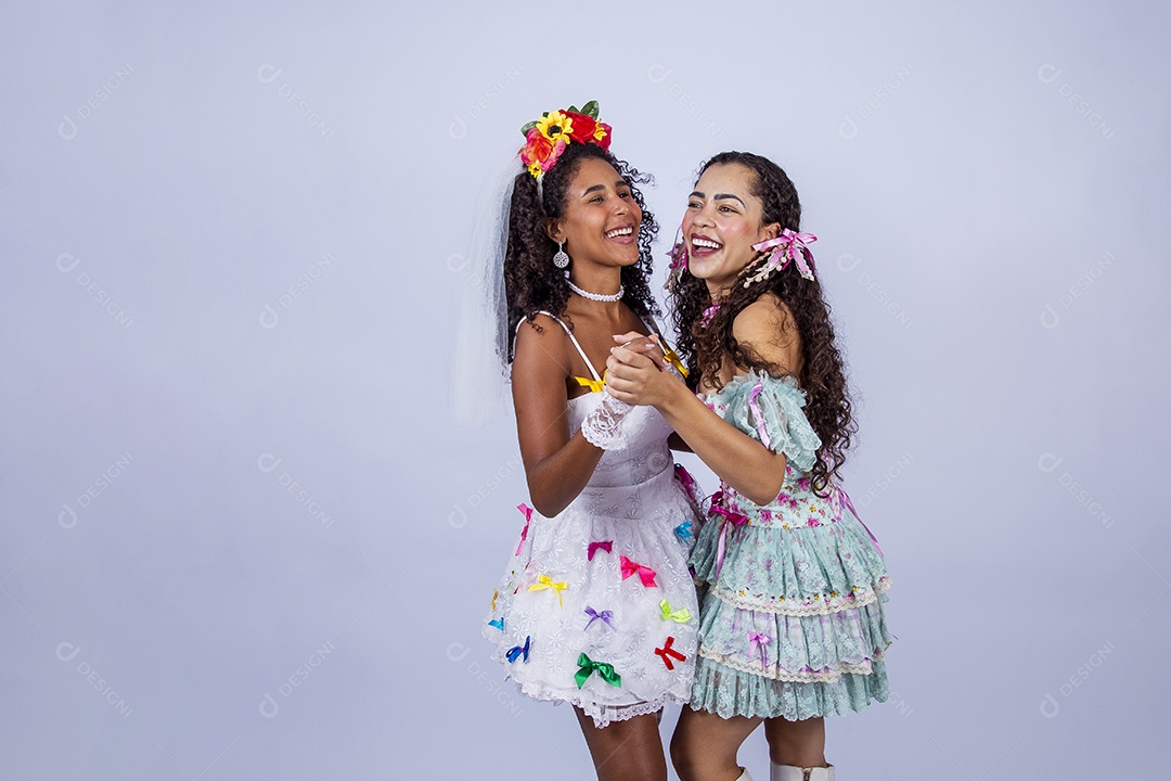 Mulheres usando trajes de Festa Junina