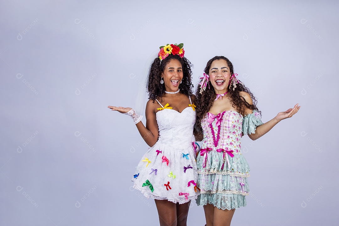 Mulheres usando trajes de Festa Junina