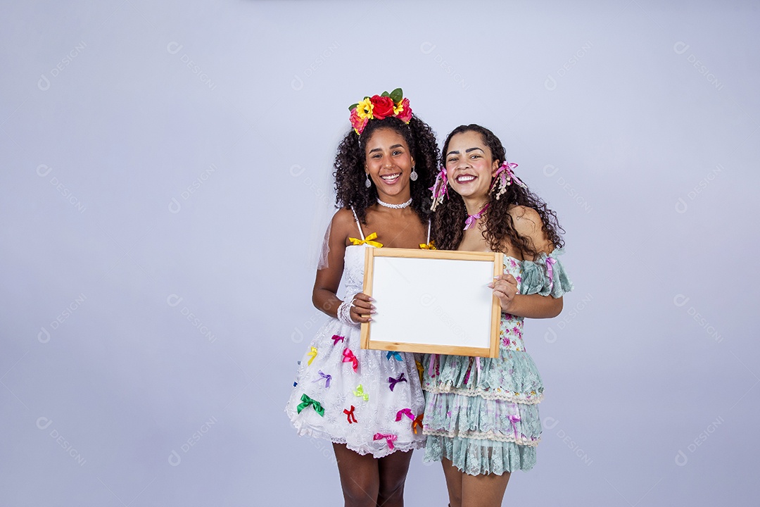 Mulheres usando trajes de Festa Junina