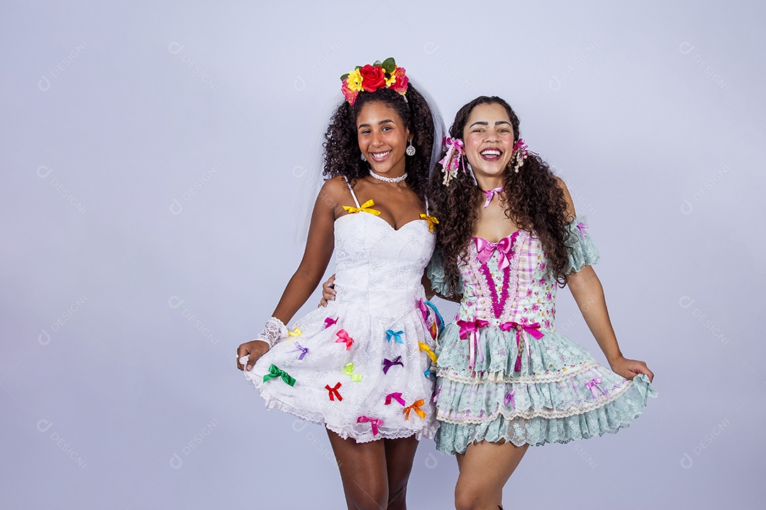 Mulheres usando trajes de Festa Junina