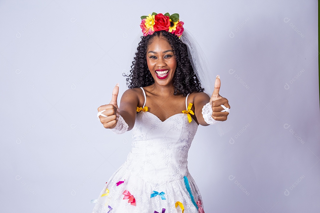 Linda mulher jovem fantasiada celebrando festas juninas sobre fundo isolado