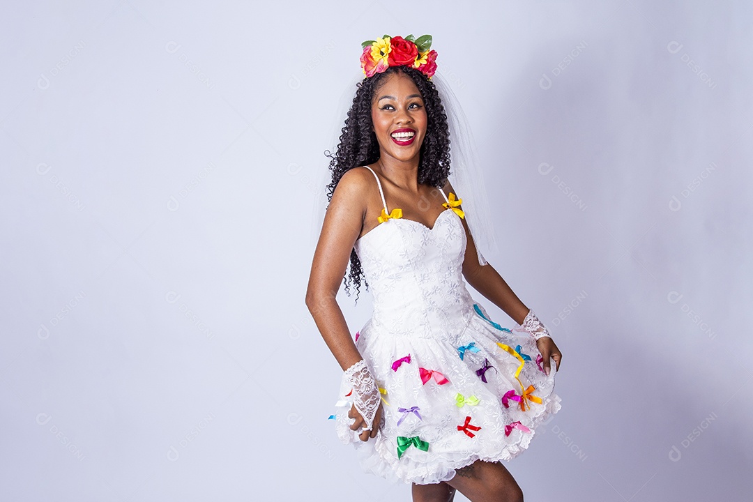 Linda mulher jovem fantasiada celebrando festas juninas sobre fundo isolado