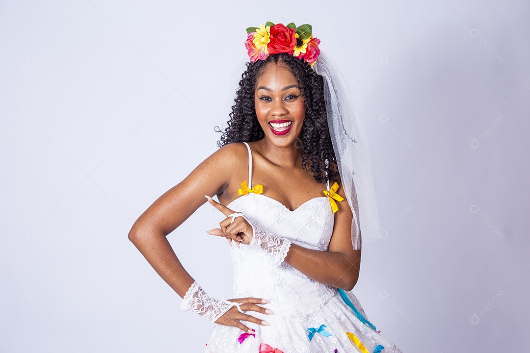 Linda mulher jovem usando vestido de noiva Festa Junina na