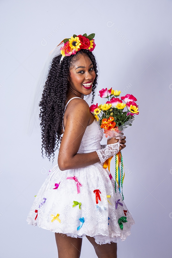 Linda mulher jovem usando vestido de noiva Festa Junina