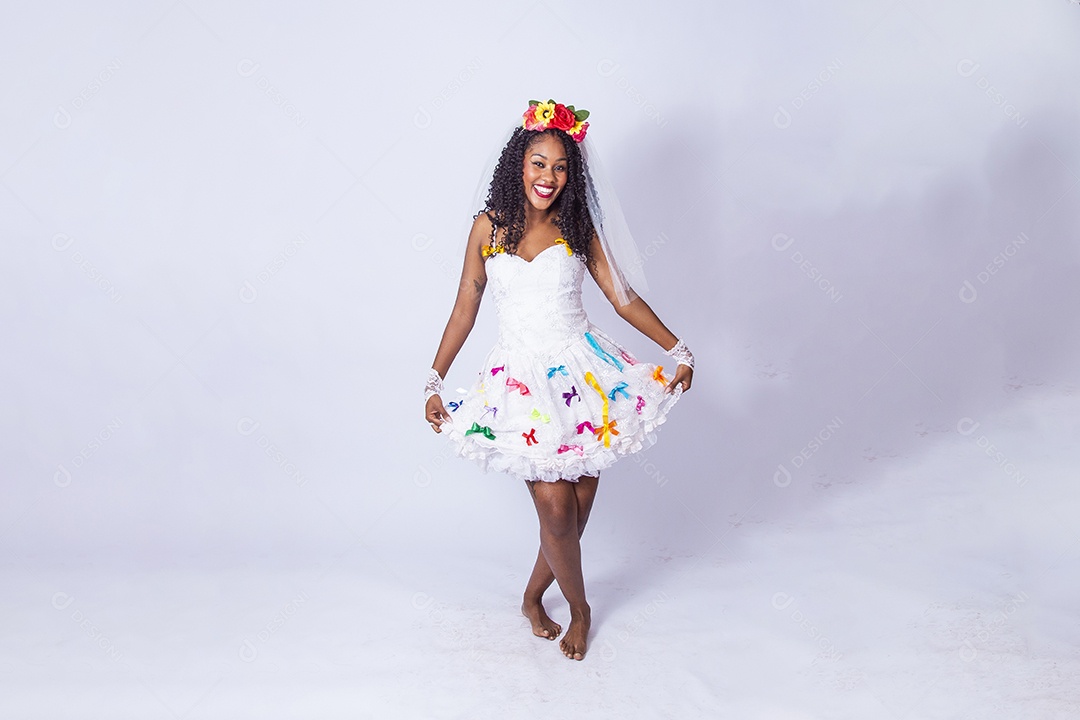 Linda mulher jovem usando vestido de noiva Festa Junina