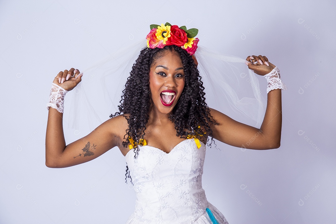 Linda mulher jovem usando vestido de noiva Festa Junina