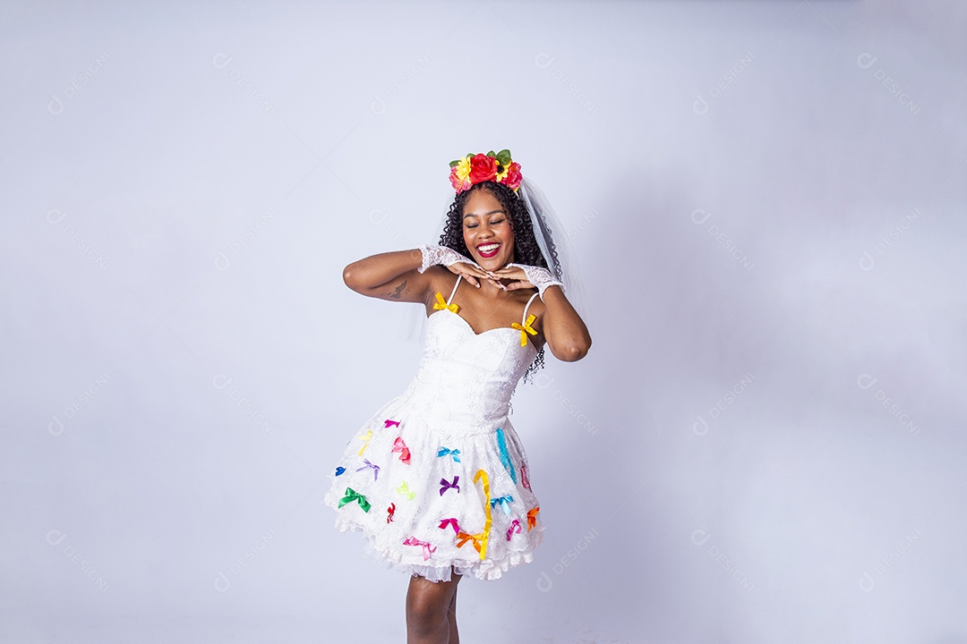 Linda mulher jovem usando vestido de noiva Festa Junina