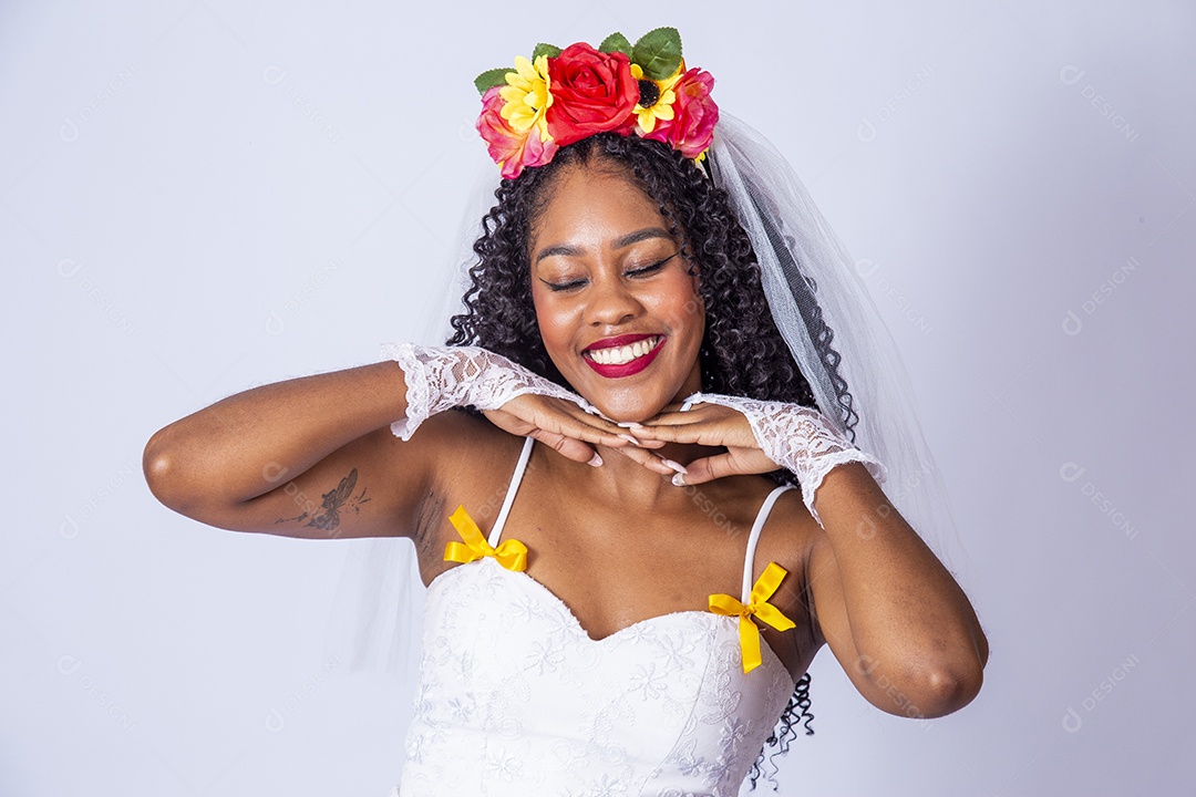 Linda mulher jovem usando vestido de noiva Festa Junina