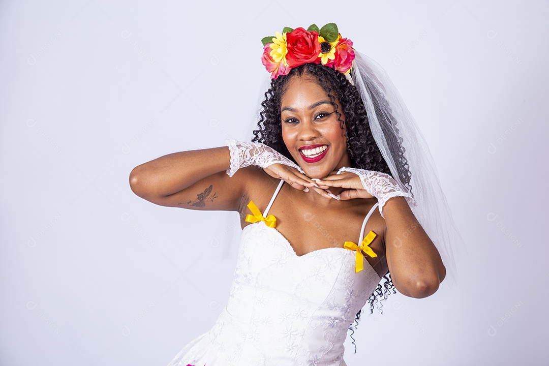 Linda mulher jovem usando vestido de noiva Festa Junina