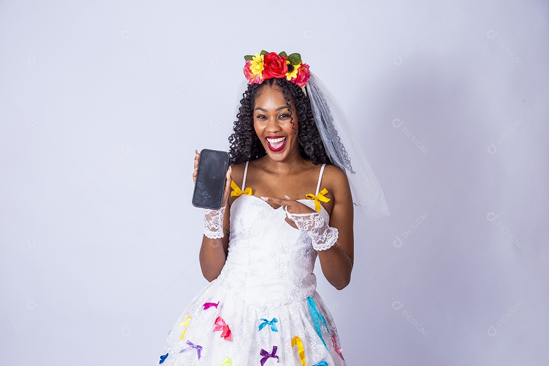 Linda mulher jovem usando vestido de noiva Festa Junina