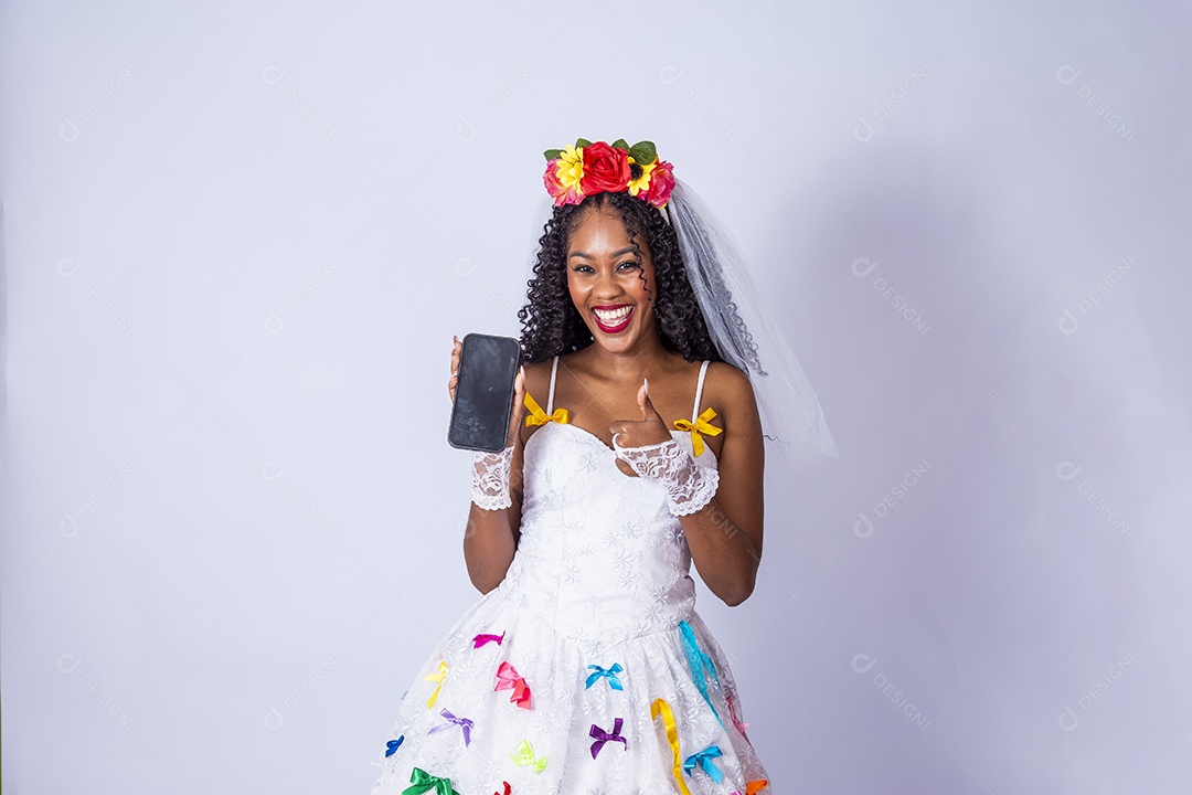 Linda mulher jovem usando vestido de noiva Festa Junina