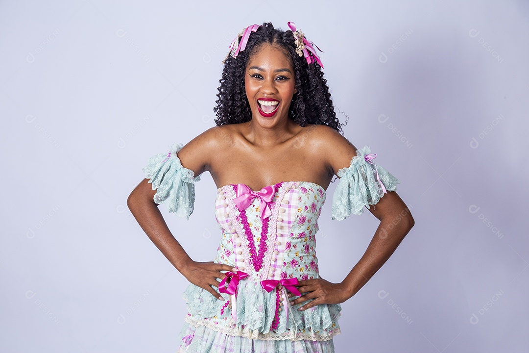 Linda mulher jovem usando vestido de noiva Festa Junina