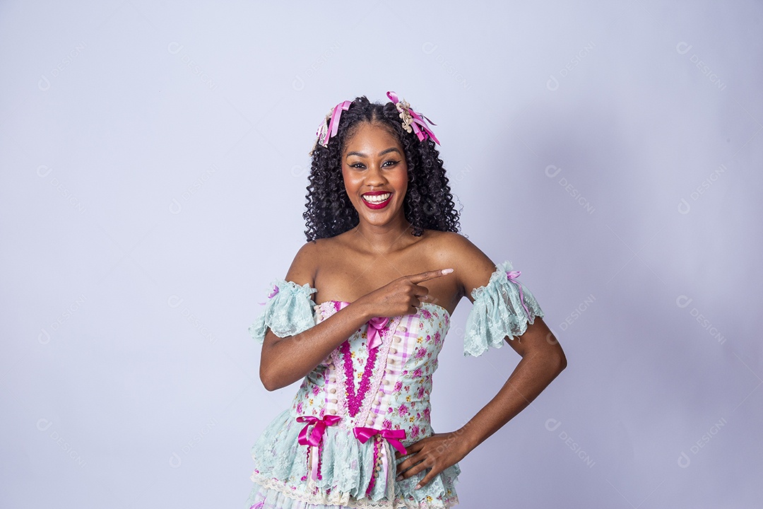 Linda mulher jovem usando vestido de noiva Festa Junina