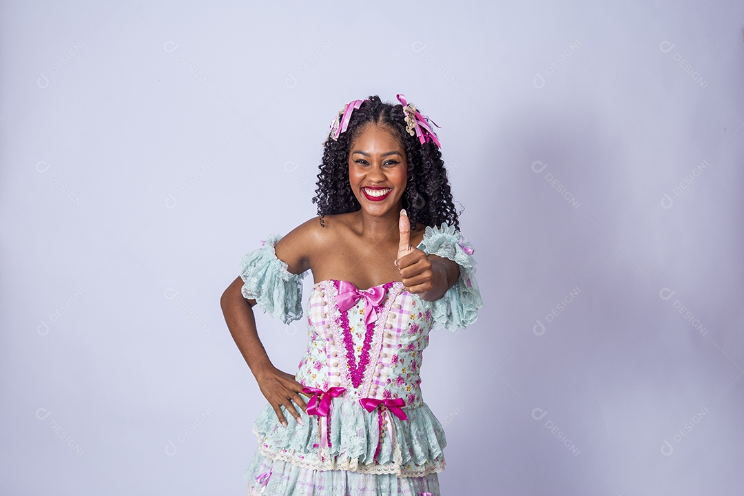 Linda mulher jovem usando vestido de noiva Festa Junina