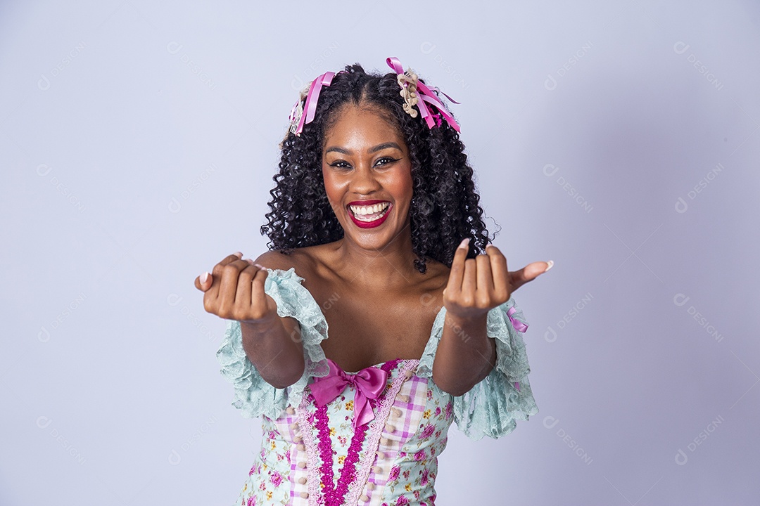 Linda mulher jovem usando vestido de noiva Festa Junina